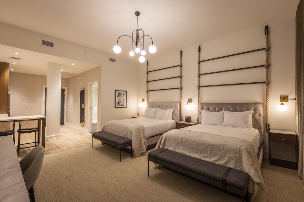 Signature Room, 2 Queen Beds, Kitchenette