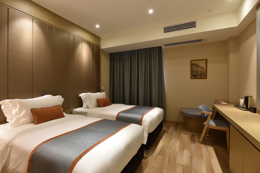 Deluxe Twin Bed photo 1