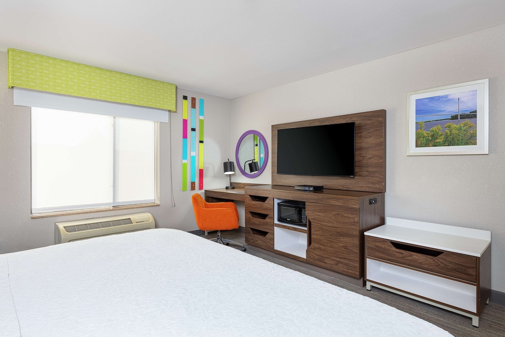 Studio, 1 King Bed, Accessible, Non Smoking (Mobility & Hearing, Roll-In Shower) - Photo 4