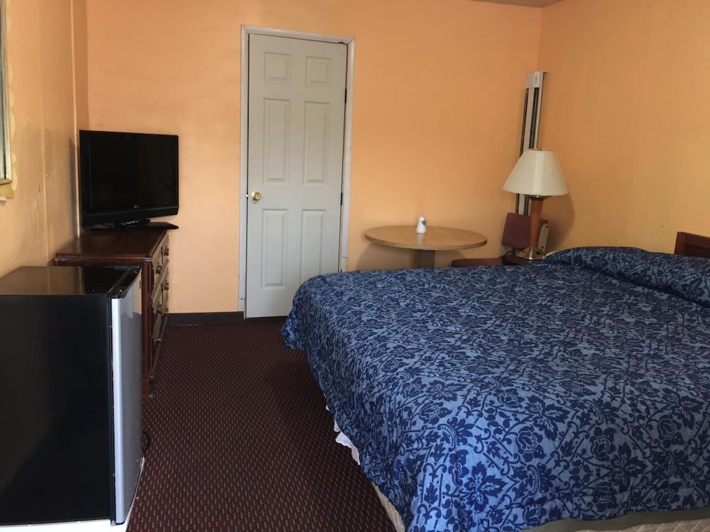 Basic Room, 1 King Bed photo 1