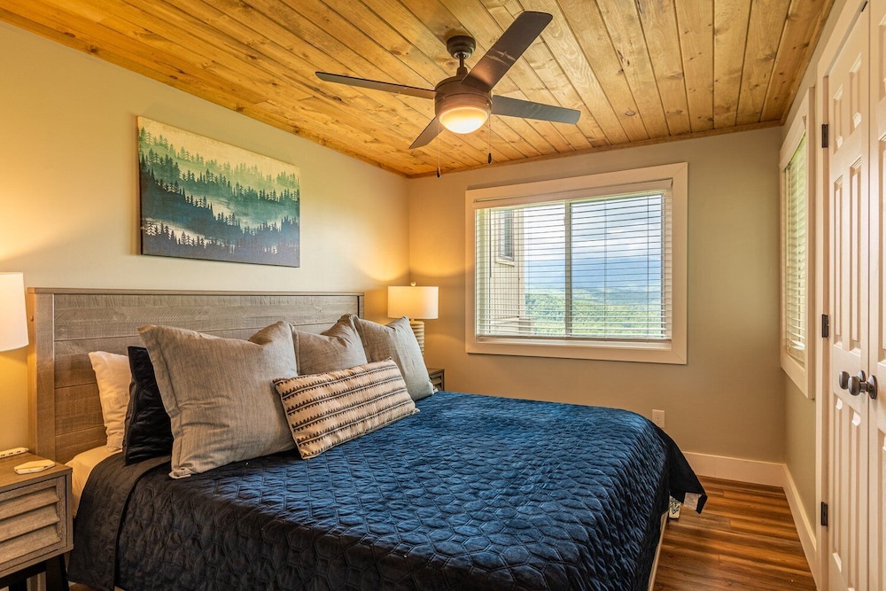 Smoky Sunrise Getaway | Mountain Views Indoor Pool Access Full Kitchen photo 2