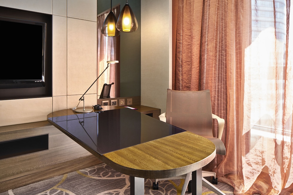 Standard Room, 1 King Bed, Garden View (High Floor)