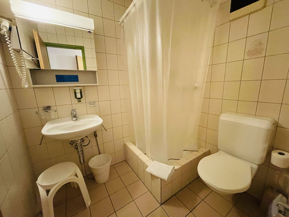 Double Room (Air conditioning) - Photo 5