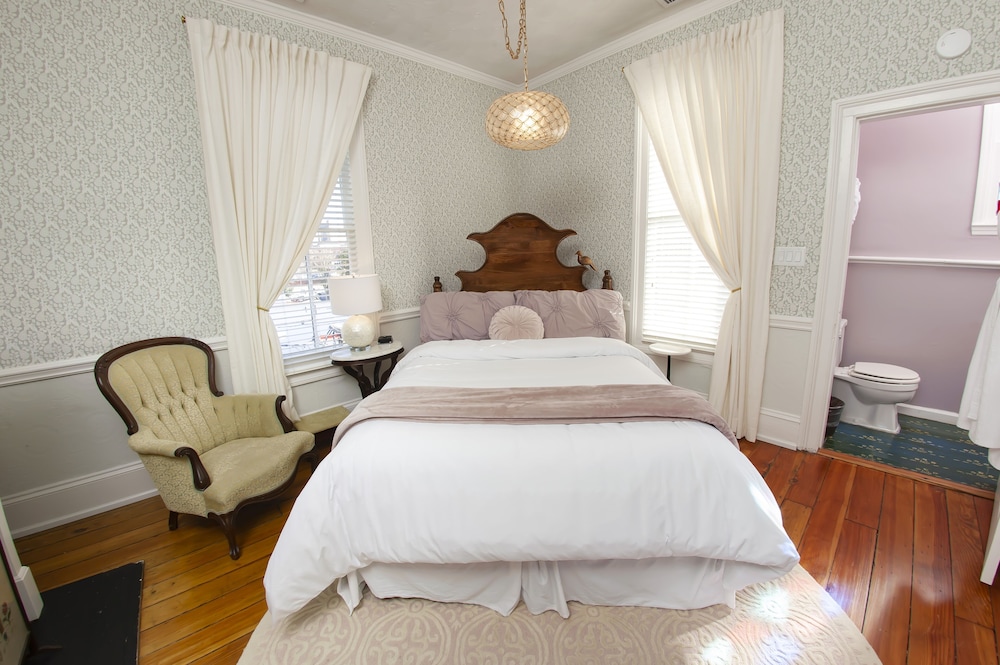 Basic Room, 1 Queen Bed (Wootten Room) photo 1