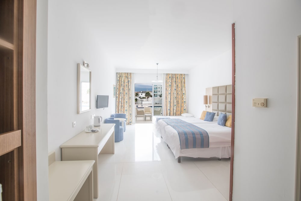 Family Room, 1 Bedroom, Balcony