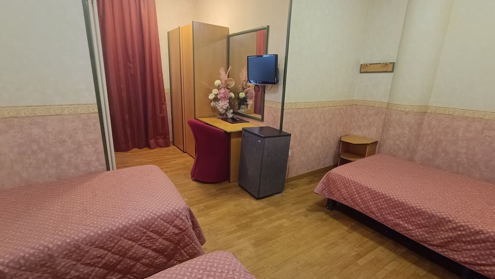 Economy Triple Room photo 2