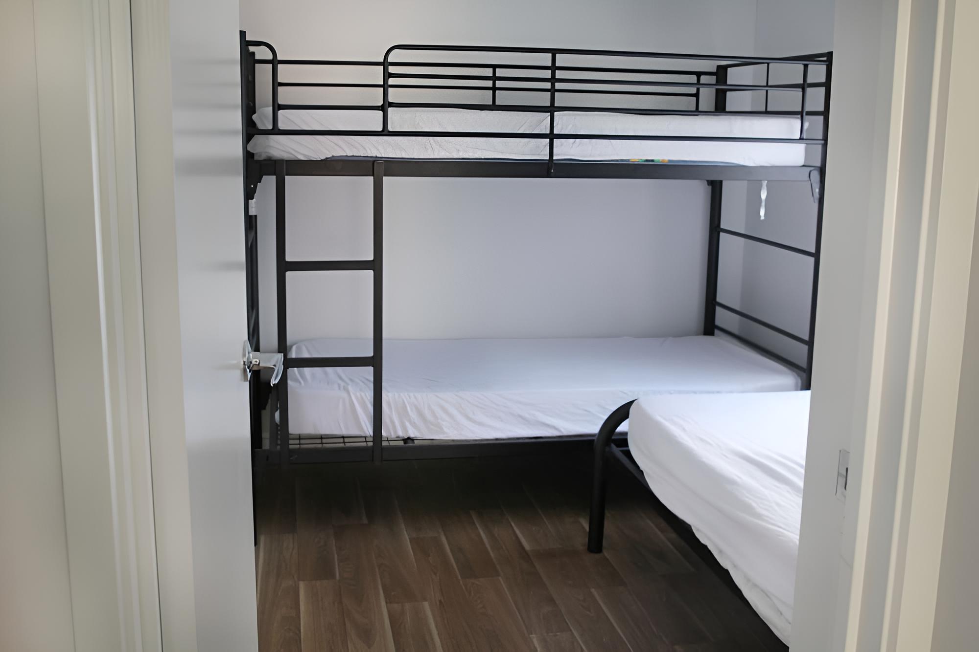 2 bedroom deluxe (1 queen , set of single bunks and a single bed) photo 2