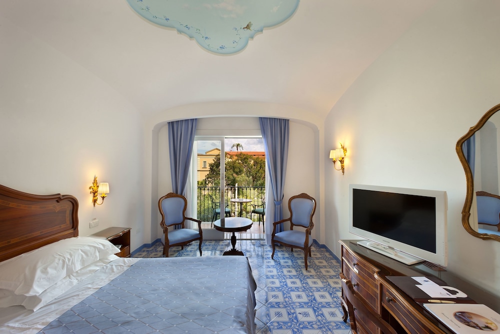 Classic Double or Twin Room, Balcony, City View photo 2