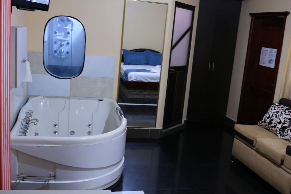 Double Room, 1 King Bed, Bathtub photo 3