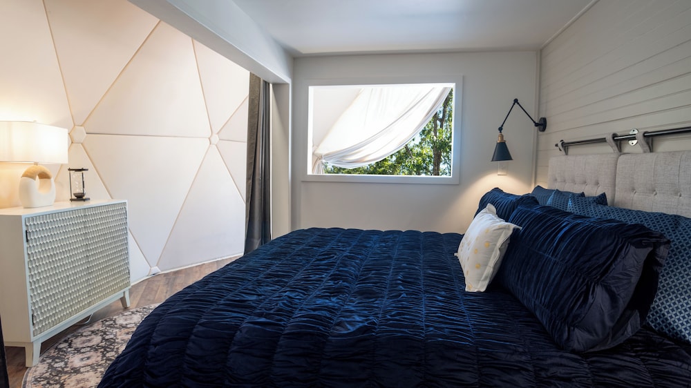 Luxury dome, lake view photo 1