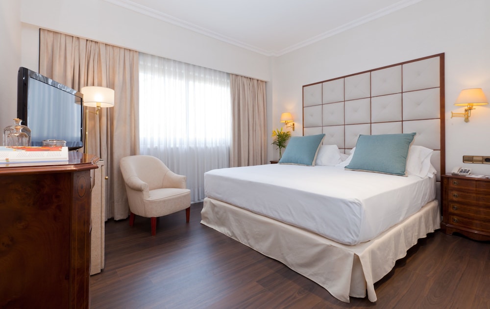 Suite - Photo 1