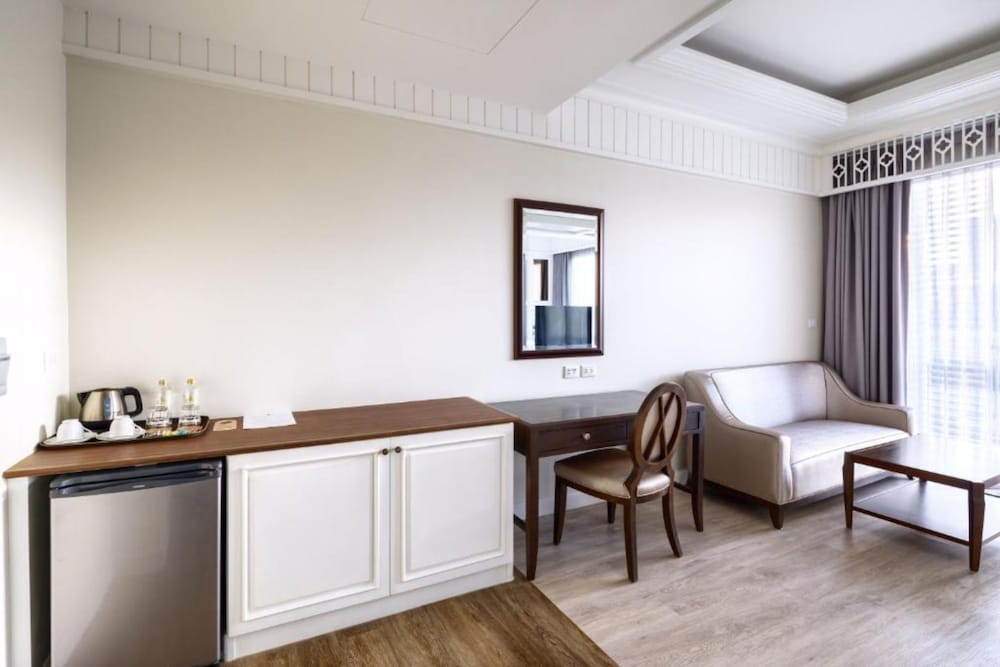 Premier Room, 1 King Bed photo 3