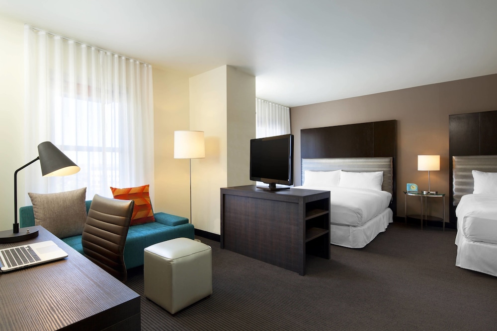 Suite, 1 King Bed - Photo 6