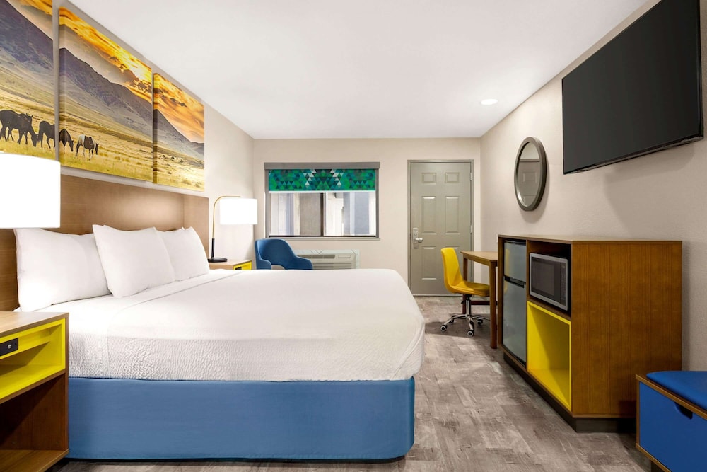 Standard Room, 1 King Bed - Photo 2