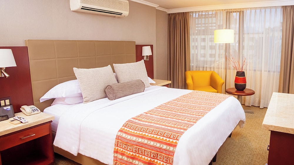 Business Suite, 1 Queen Bed with Sofa bed, Kitchen, City View - Photo 7