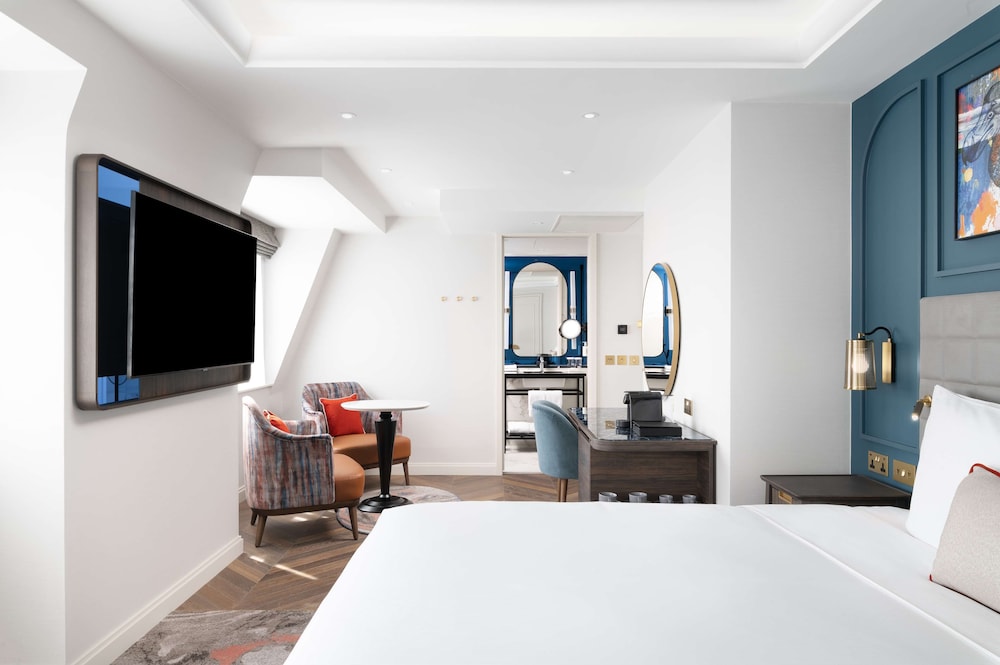 Junior Suite, 1 King Bed (St Paul's) thumbnail 5