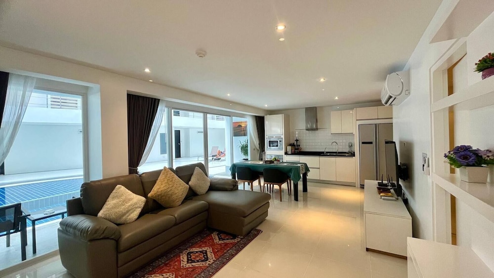 Condo, 2 Bedrooms, Accessible, Balcony