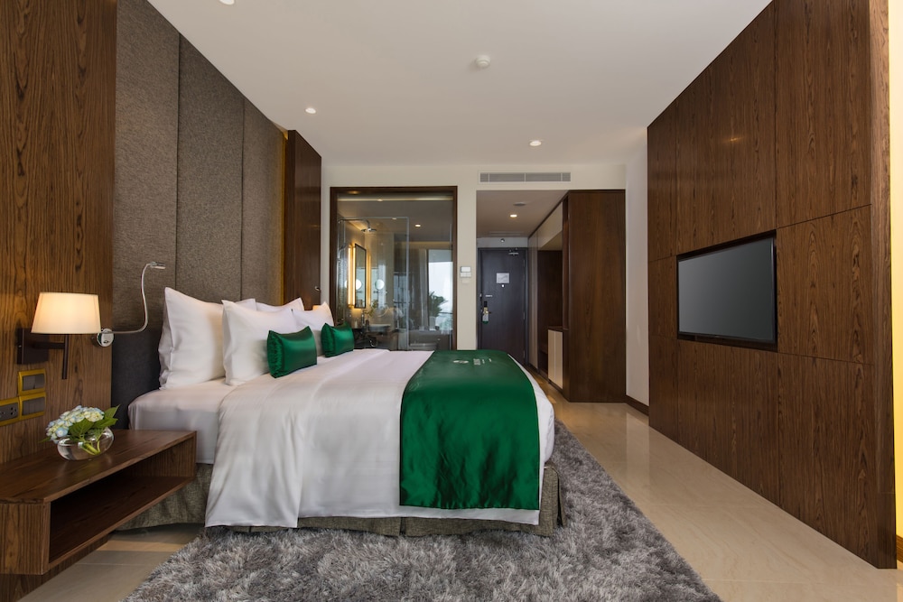 Deluxe King Room - Photo 2