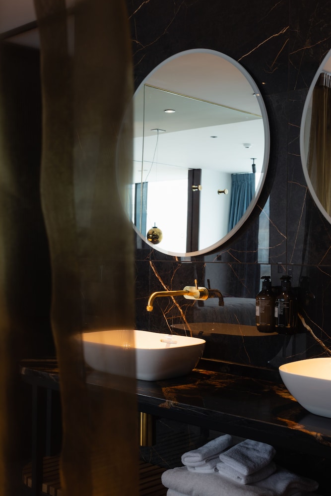 The Suite - Photo 12