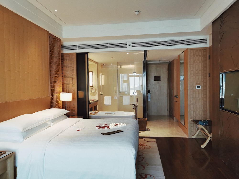 Deluxe Room, 1 King Bed, Smoking, Ocean View photo 3