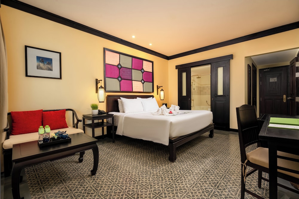 Deluxe Room, 1 Queen Bed, Balcony (Garden/City View) - Photo 4