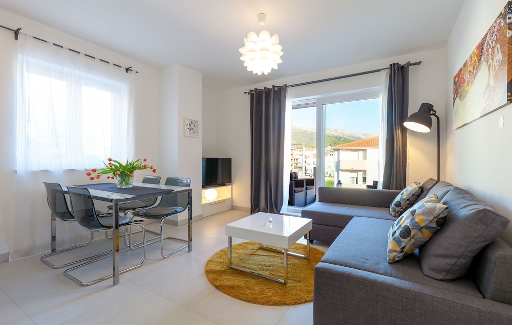 Comfort Apartment, 1 Bedroom, Hill View, Poolside