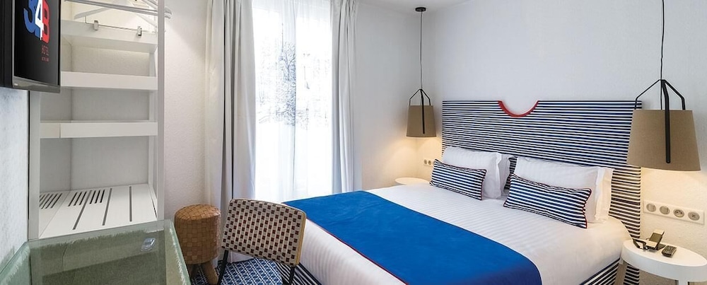 Standard Double Room, includes soft minibar, courtesy tray,  digital press photo 2