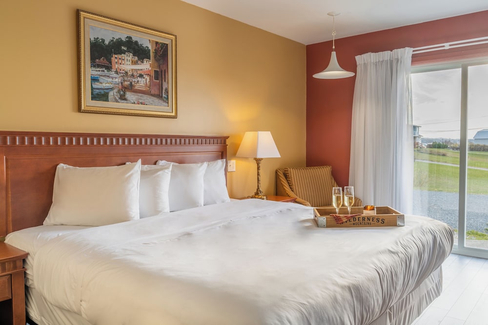 Deluxe Room, 1 King Bed, Refrigerator, Sea View photo 1