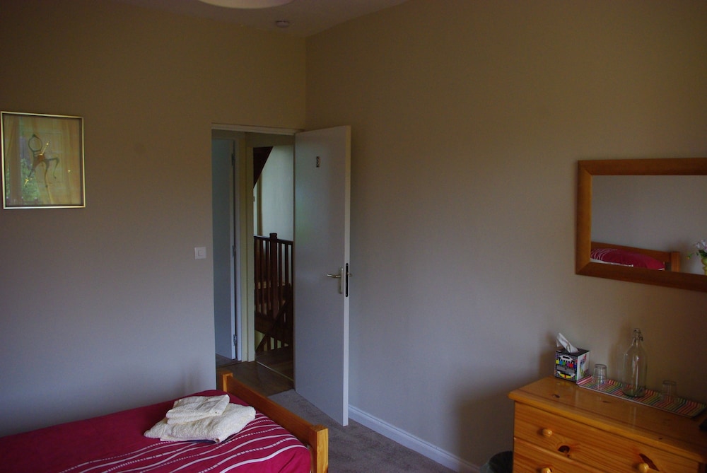 Twin Room, Shared Bathroom (Olwyn) photo 3