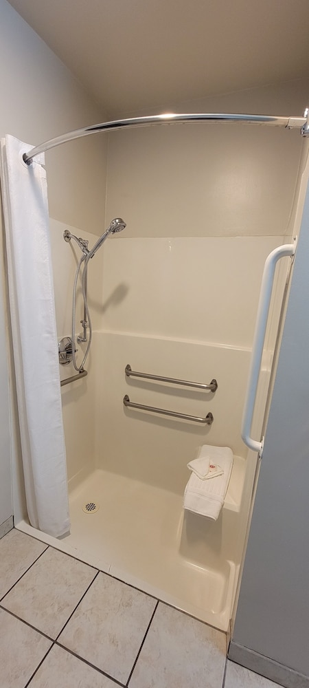 Room, 1 King Bed, Accessible, Non Smoking - Photo 5