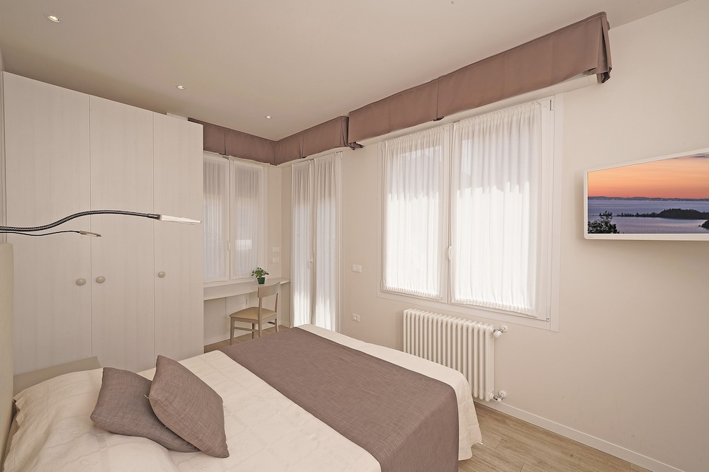 Comfort Double or Twin Room, Partial Lake View, Annex Building photo 1