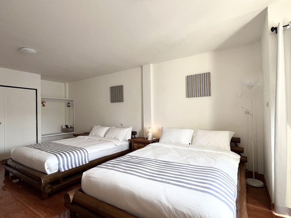 Family Quad Room - 2 Queen Beds photo 1