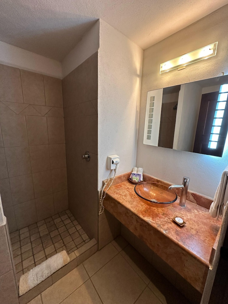 2 Bedroom Suite with Kitchen 201 photo 3