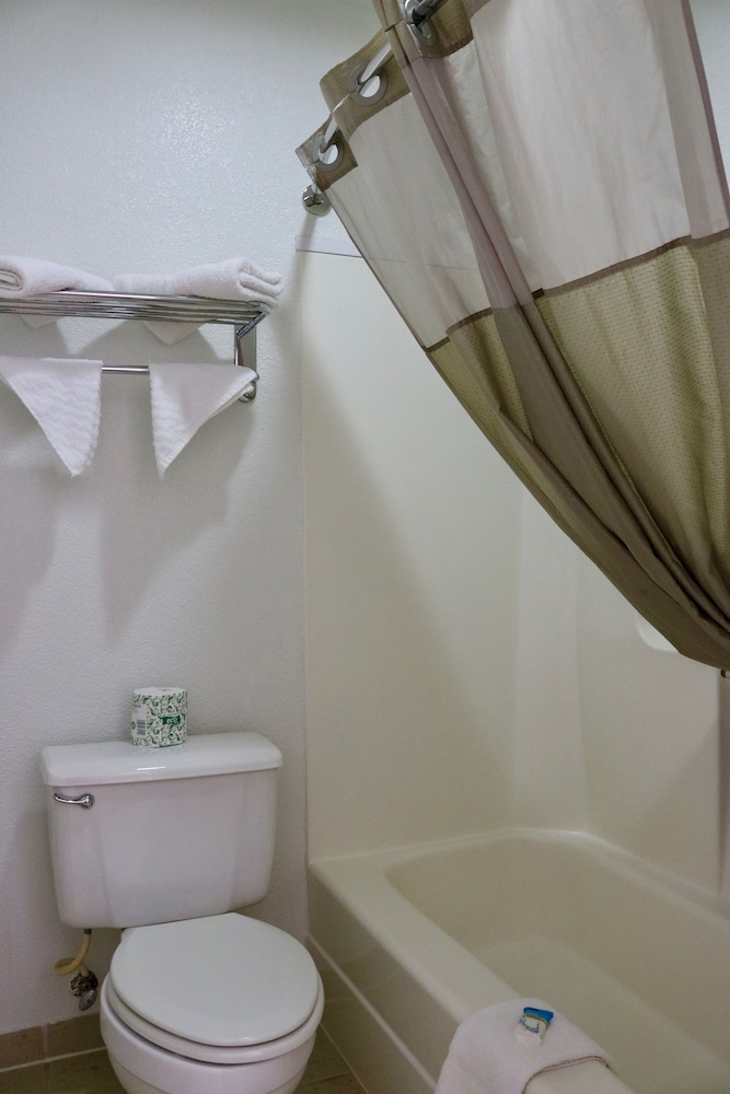Deluxe Room, 1 King Bed photo 2