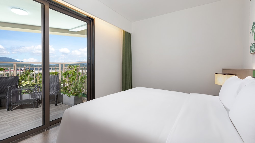 Suite, 1 Bedroom - Photo 1