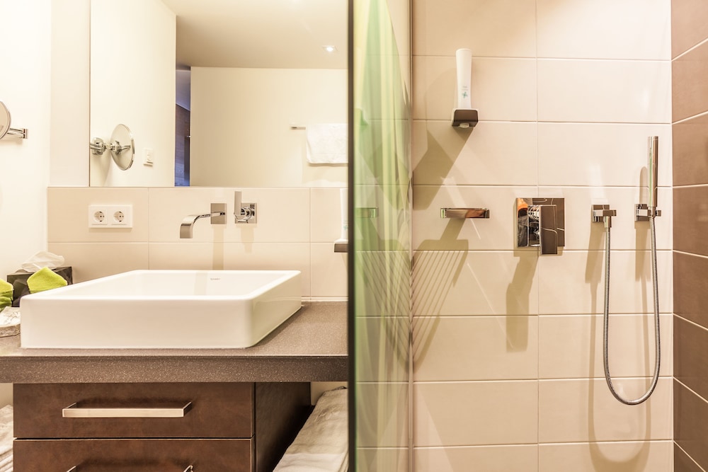 Premium Double Room, 1 King Bed, Balcony, City View photo 3