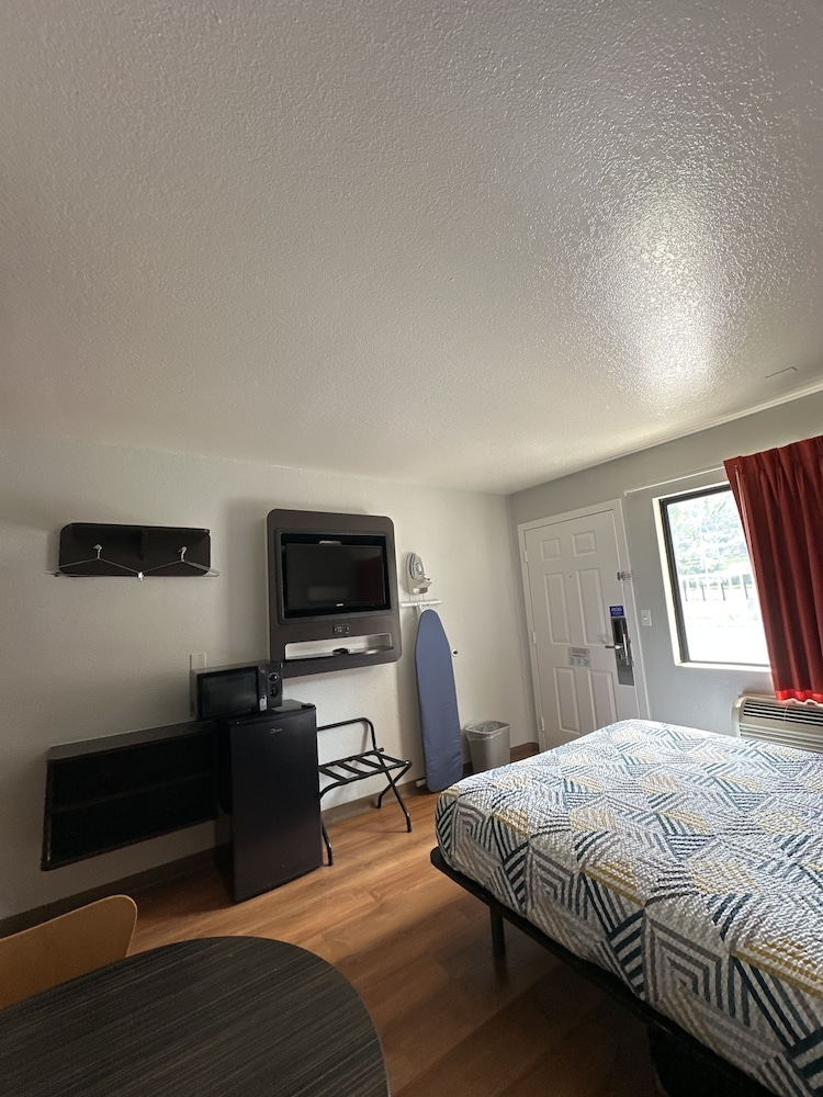 Standard Room, 1 Queen Bed, Non Smoking, Refrigerator & Microwave photo 3