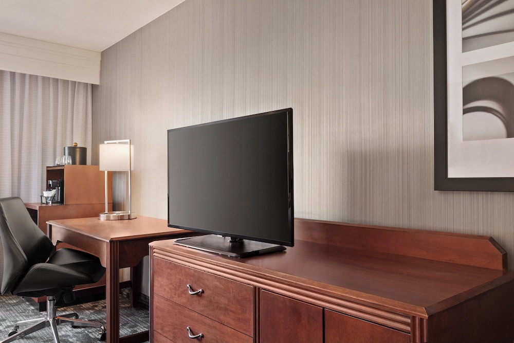 Suite, 1 Bedroom - Photo 1