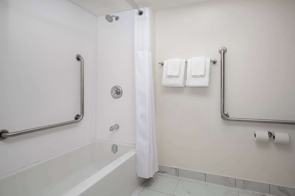 Room, 1 Queen Bed, Accessible, Bathtub (Mobility) - Photo 9