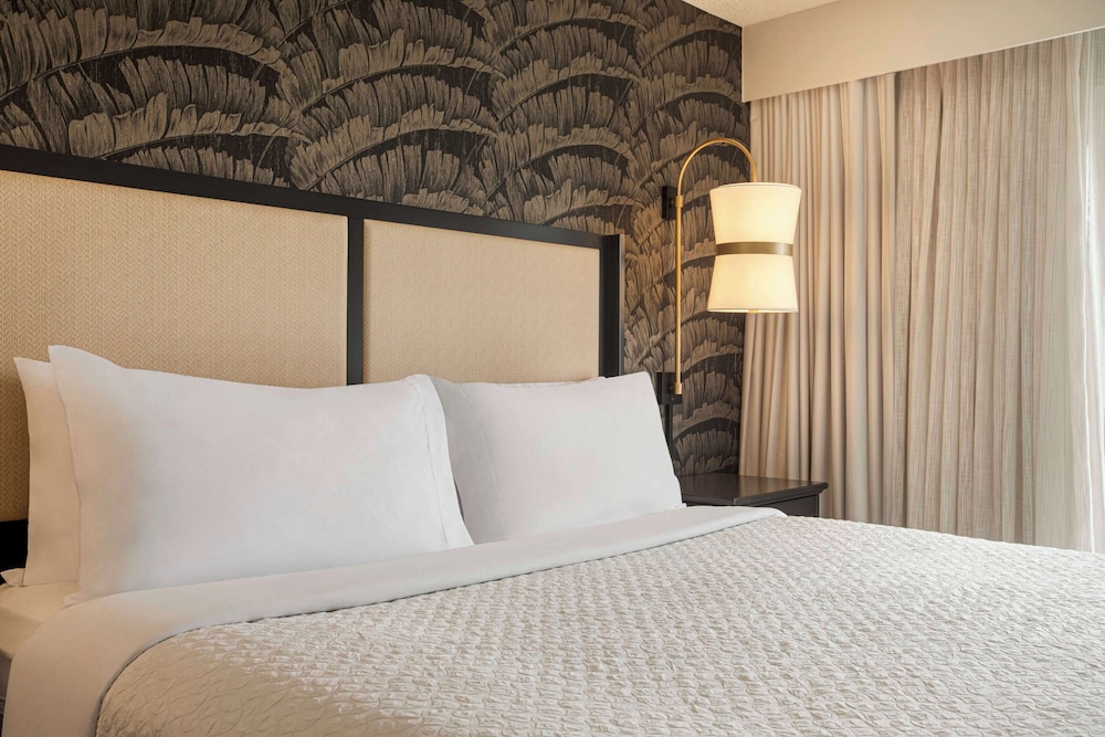 Premium Suite, 1 King Bed (Shower) - Photo 6