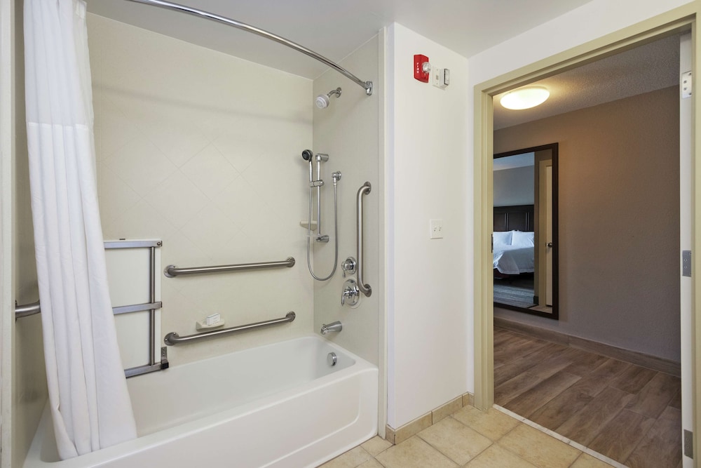 Room, 2 Queen Beds, Accessible, Bathtub thumbnail 6