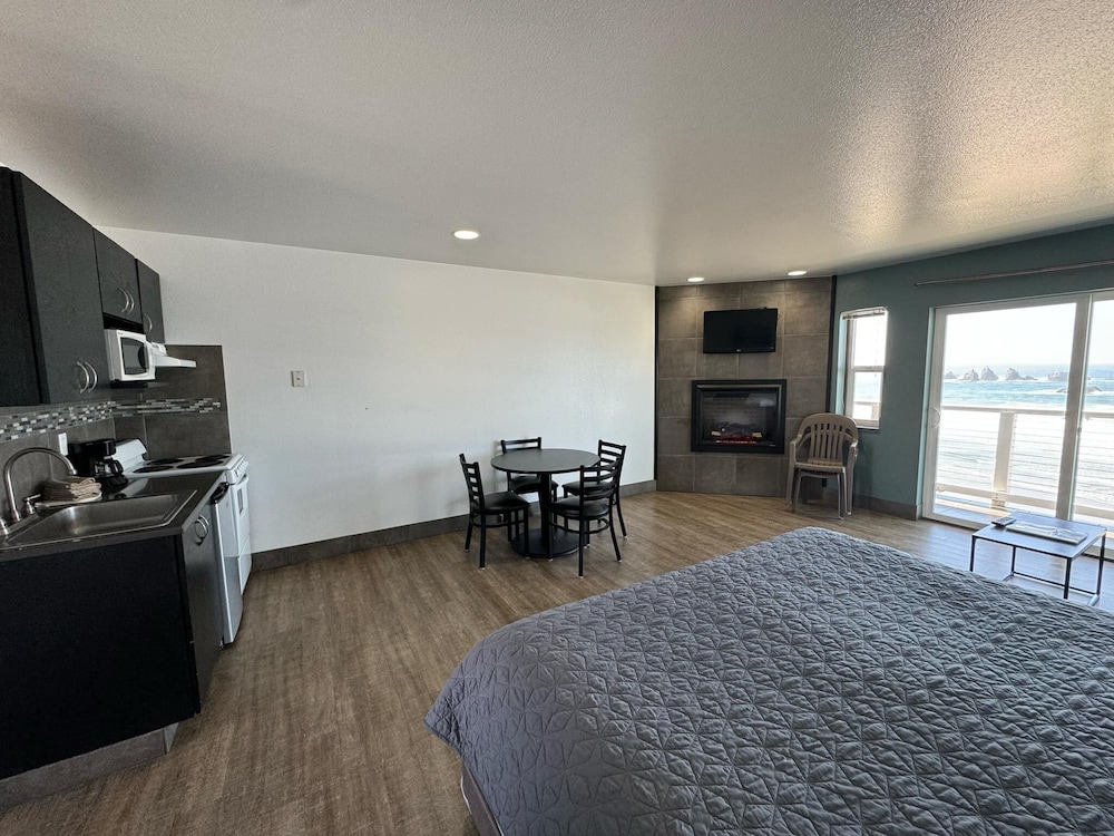 Superior Single Room, 1 King Bed, Kitchen, Oceanfront