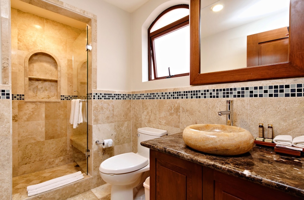 Suite, 3 Bedrooms - Photo 9
