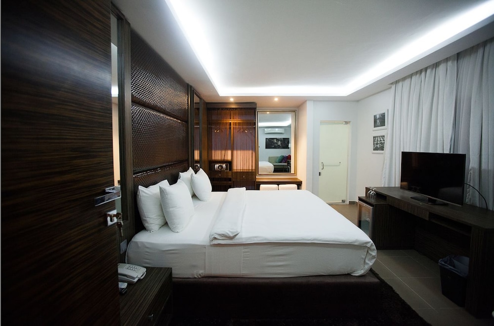 Deluxe Suite, 1 King Bed, Partial Ocean View
