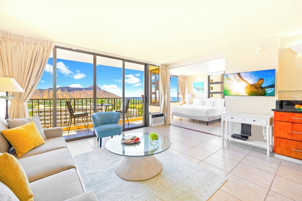 Diamond Head and Ocean views with King Bed and Parking: hotel room photo