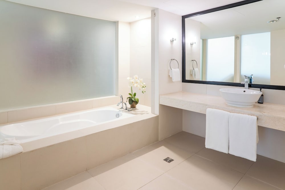Barcelona Suite (With Tub) - Photo 2
