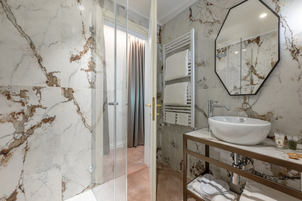Standard Double or Twin Room photo 3
