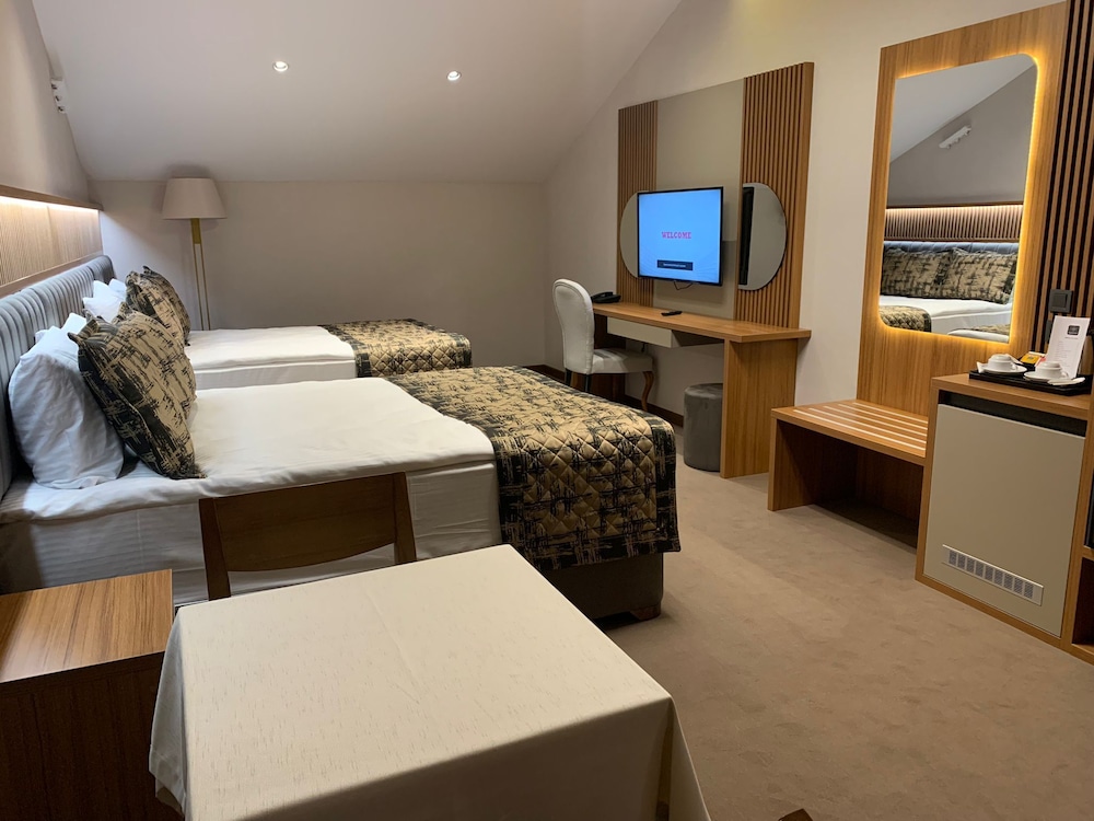 Family Room, 2 Queen Beds, Hill View photo 3
