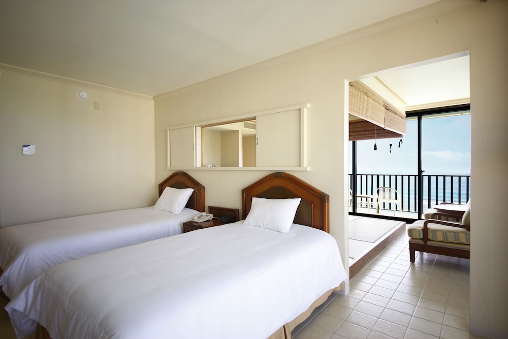 Japanese Suite, Oceanfront, Beach Tower - 5 adults – 2 single beds and 3 Japanese futons photo 3