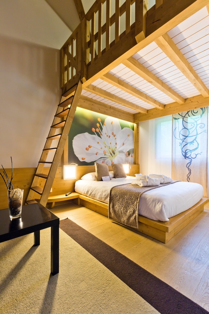 Suite (Mezzanine)